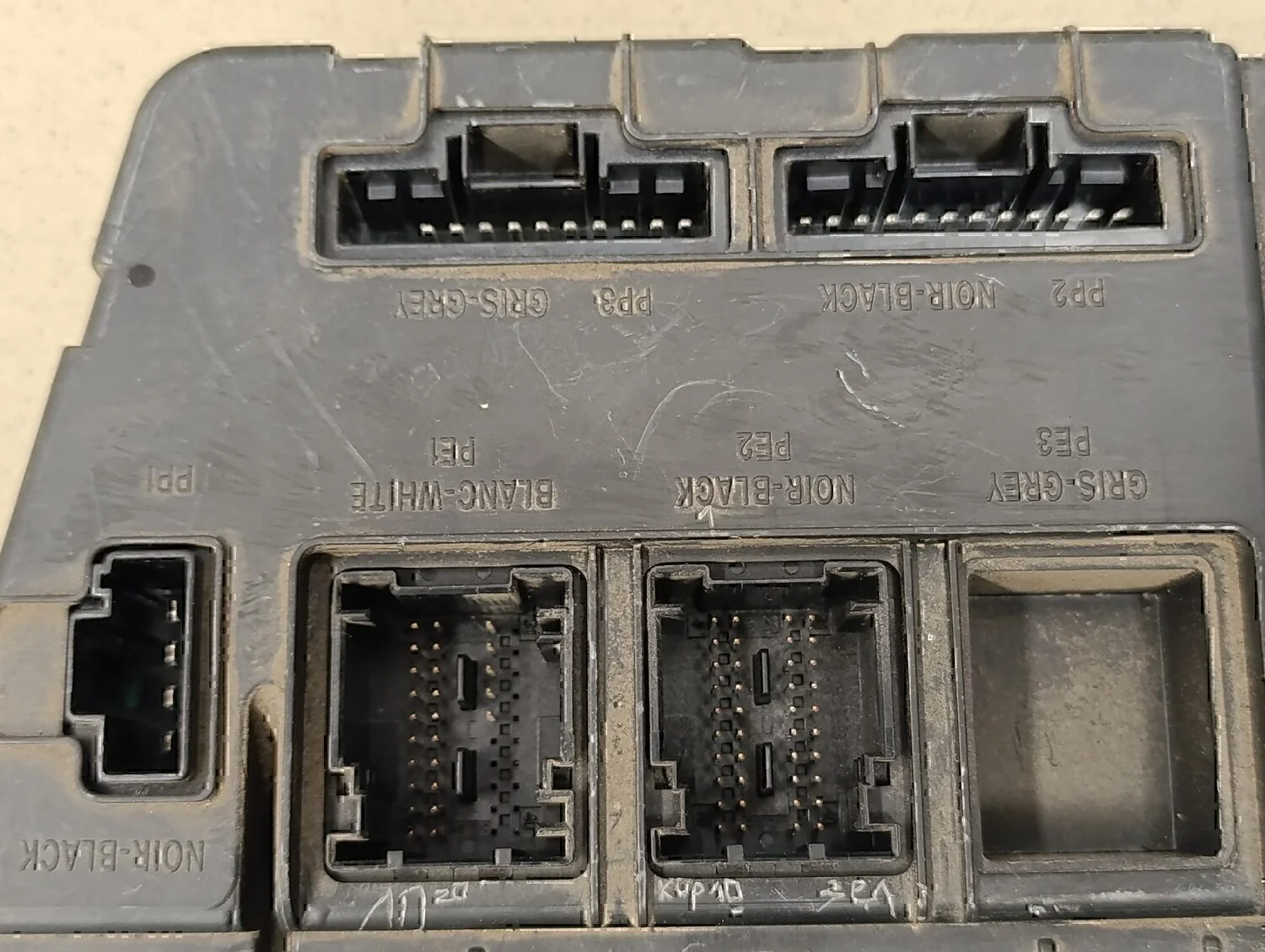 Блок предохранителей RENAULT Megane II 2002-2009 - миниатюра 3