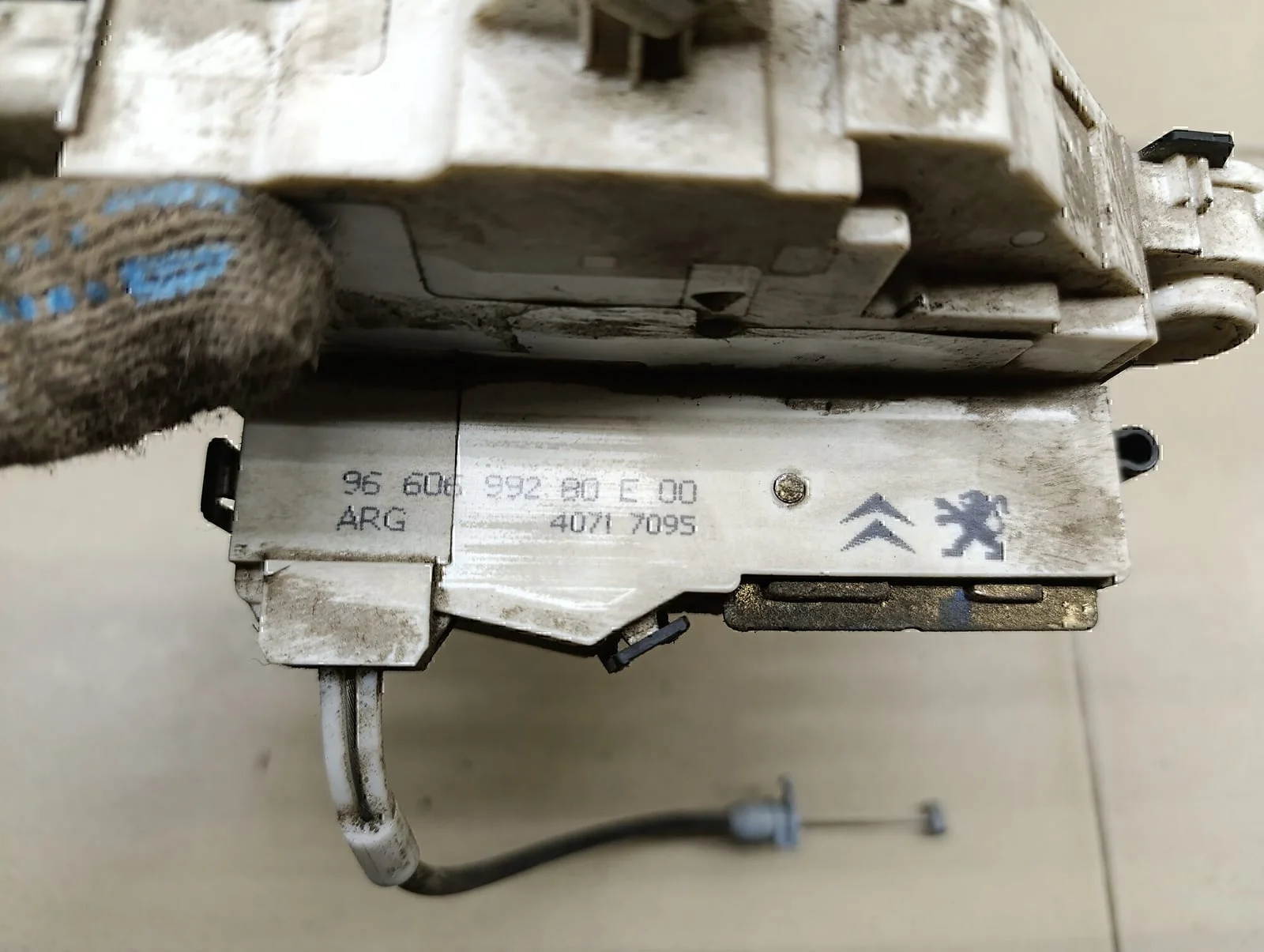 Замок двери задней левой PEUGEOT 407 2004-2010 - миниатюра 5