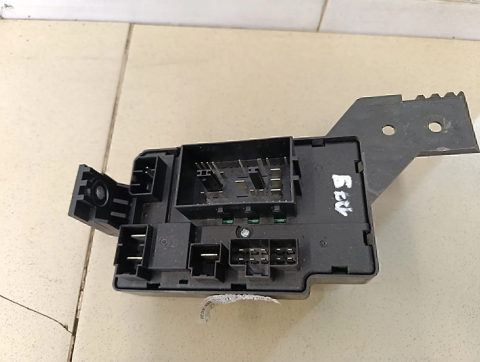 Блок предохранителей GEELY EMGRAND EC7 2011-2016 - миниатюра 3