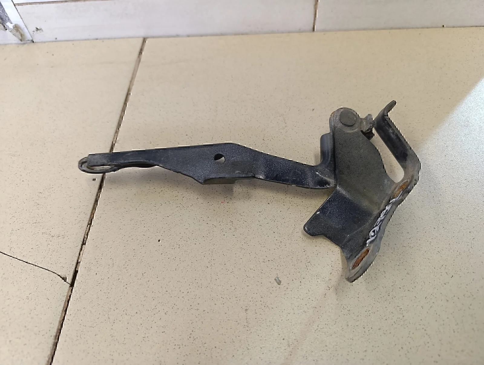 Петля капота левая GEELY EMGRAND EC7 2011-2016 - миниатюра 2
