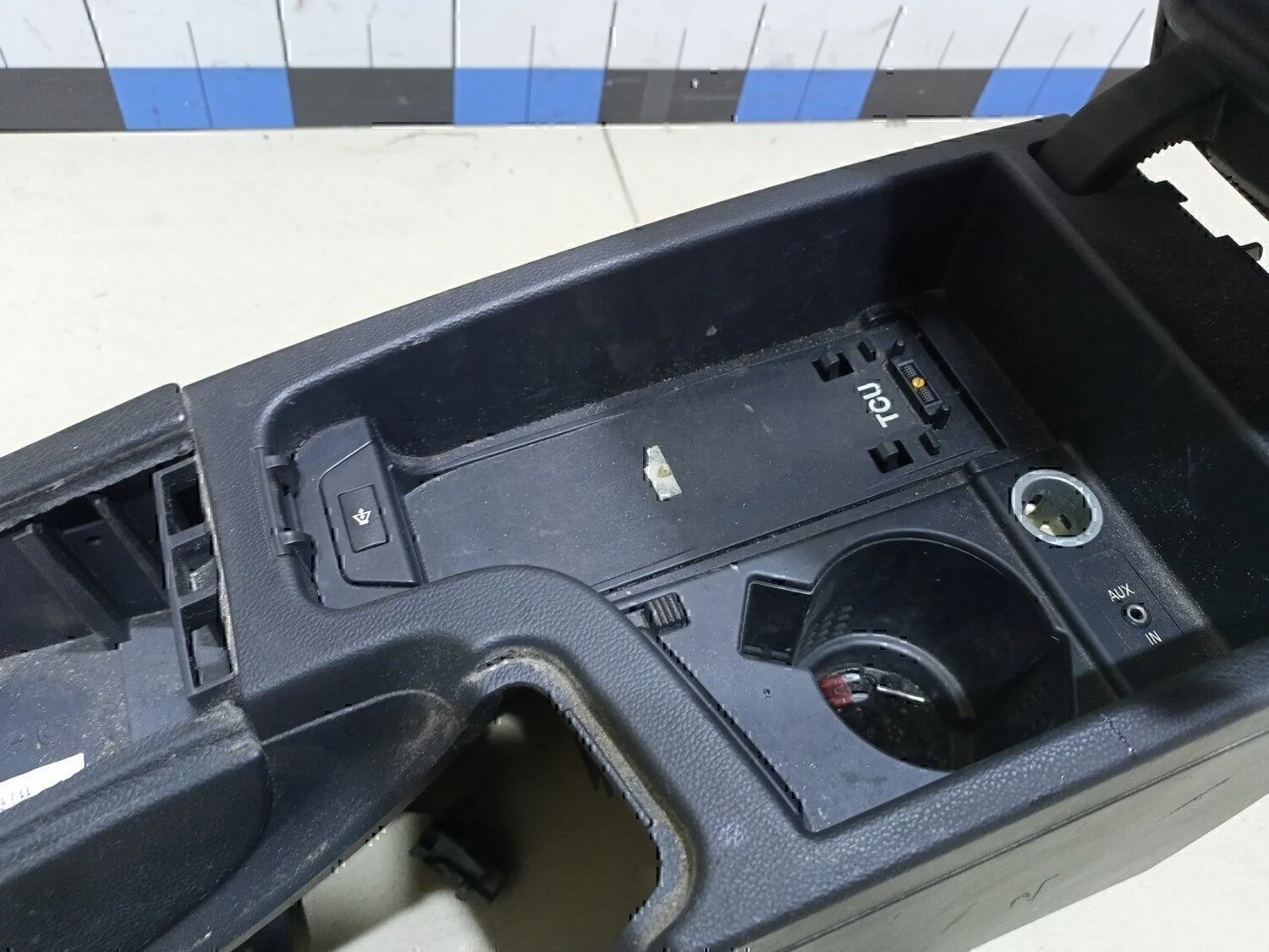 Консоль BMW 3-серия E90/E91 2005> - миниатюра 5