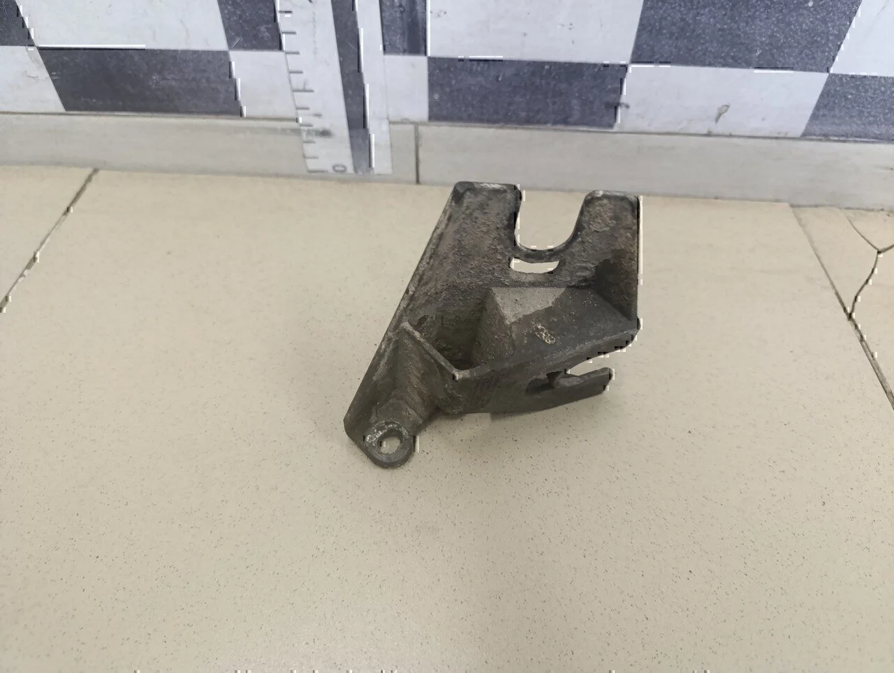 Кронштейн крепления троса КПП RENAULT Scenic 2003-2009 - миниатюра 3