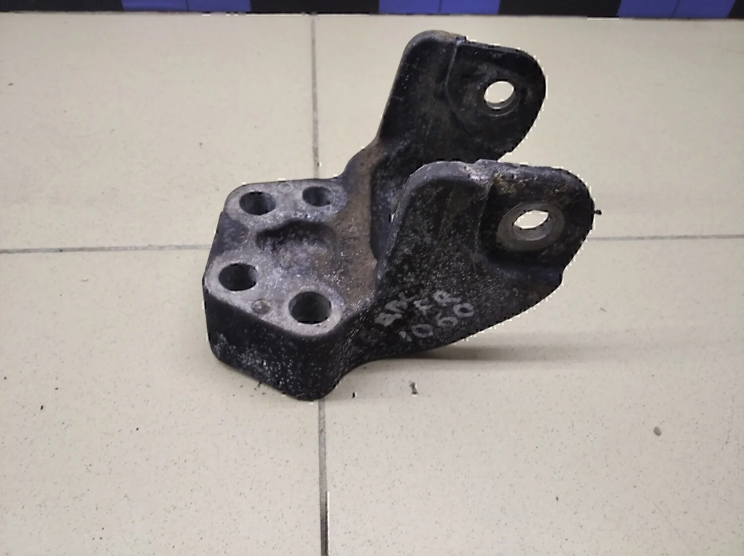 Кронштейн опоры двигателя Peugeot-Citroen C-Crosser 2008-2013