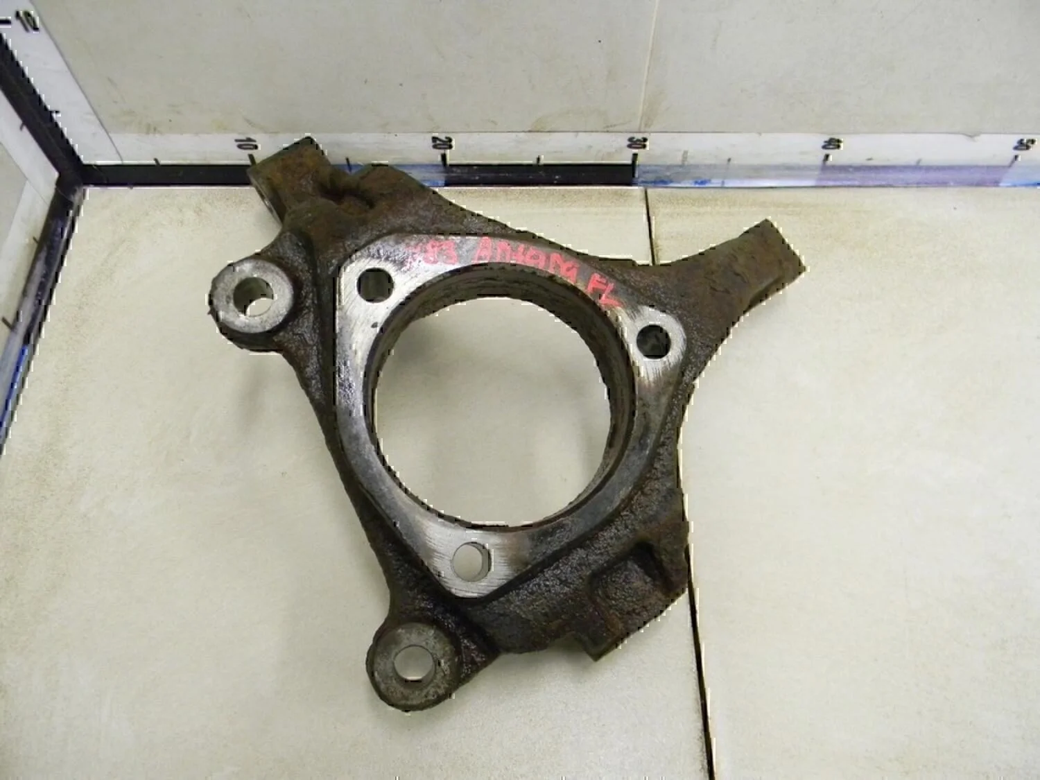 Кулак поворотный передний левый Chevrolet Captiva (C100) 2006-2010