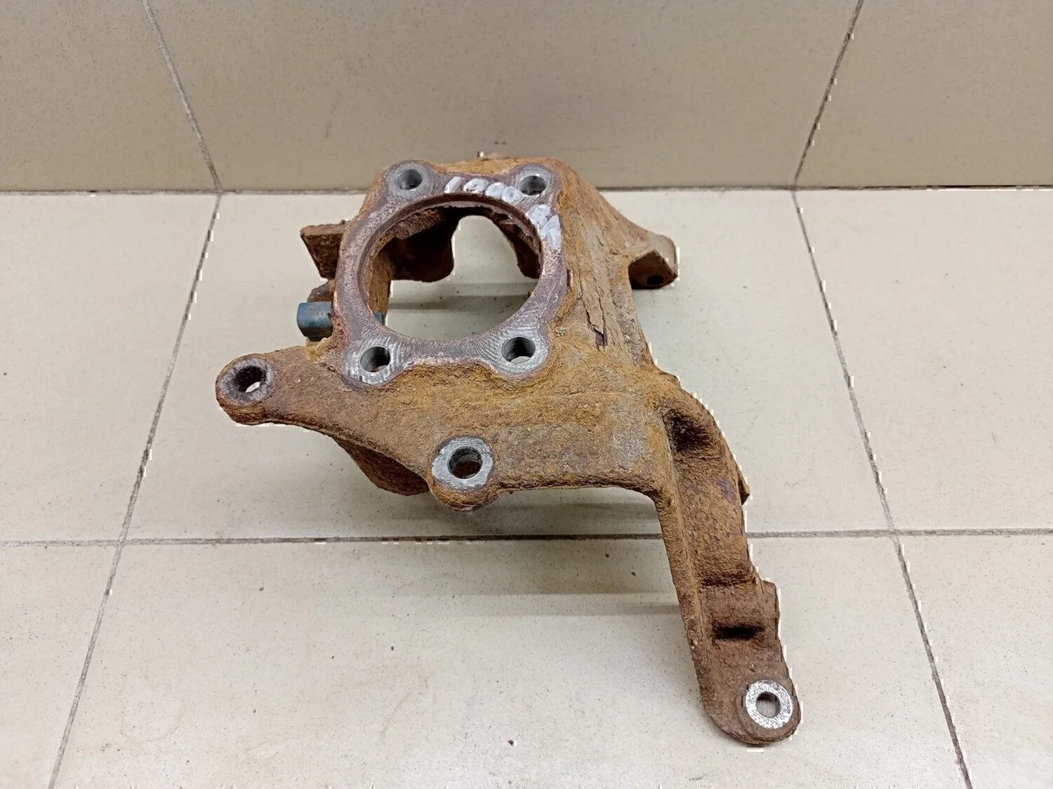Кулак поворотный задний правый FORD Kuga 2008-2012