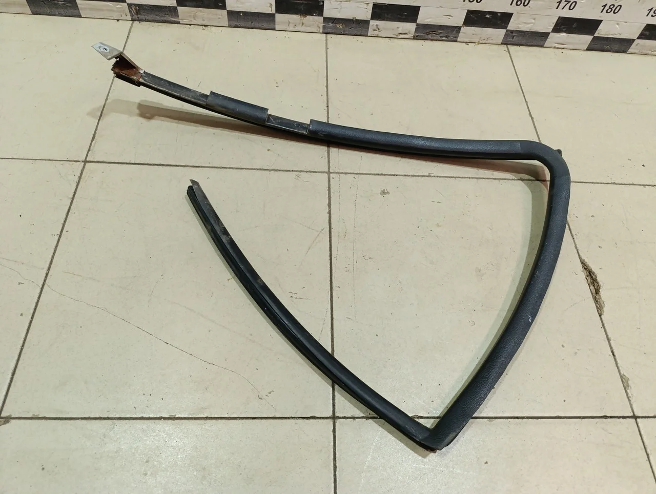 Уплотнитель стекла двери NISSAN Almera N16 2000-2006 - миниатюра 3
