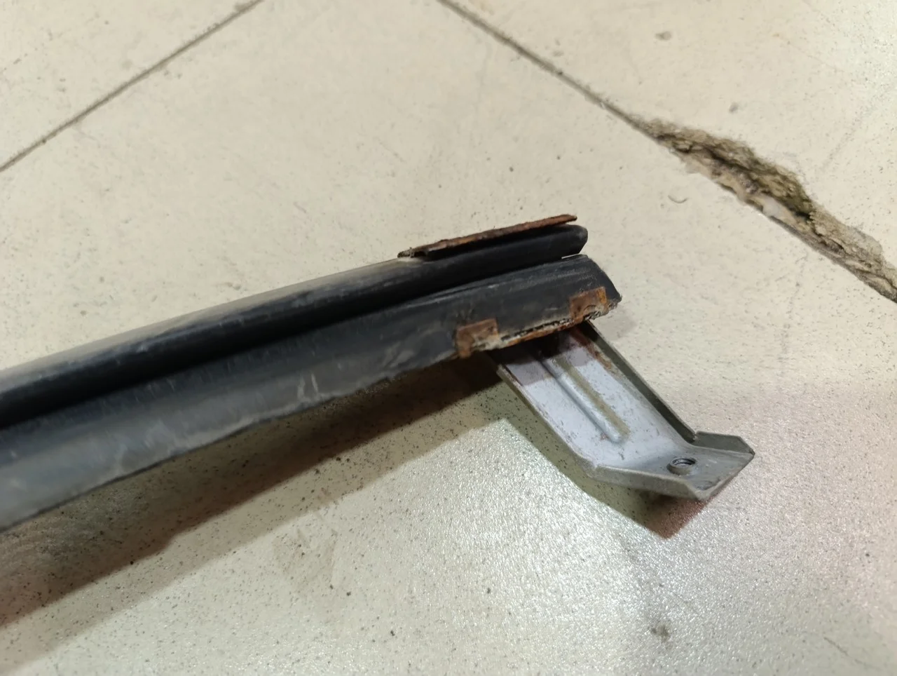 Уплотнитель стекла двери NISSAN Almera N16 2000-2006 - миниатюра 7