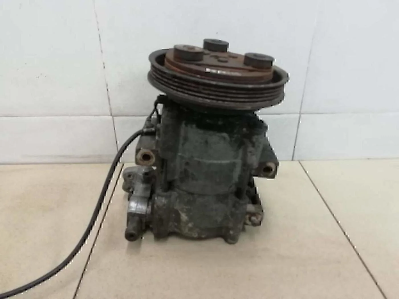 Компрессор системы кондиционирования Hyundai-KIA Sephia 1993-1997 - миниатюра 3