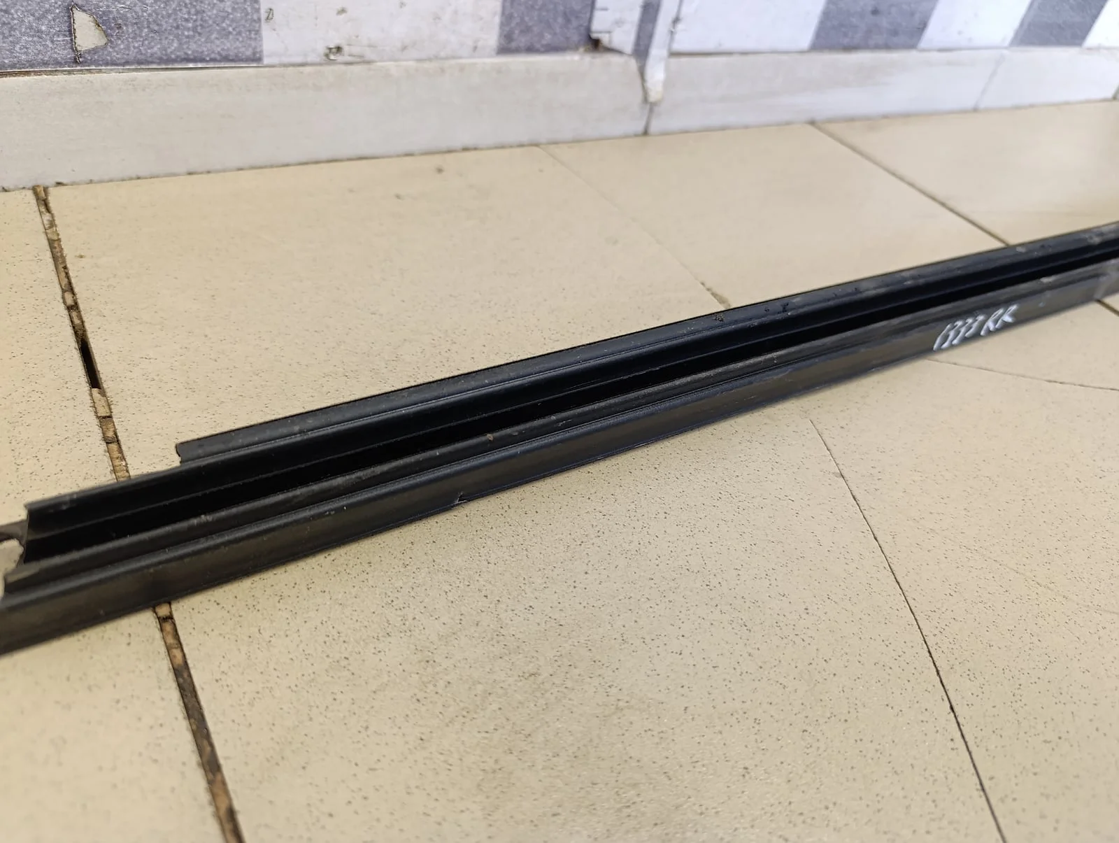 Накладка стекла заднего правого PEUGEOT 407 2004-2010 - миниатюра 3