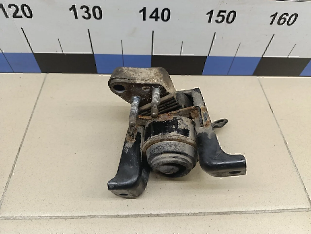 Опора двигателя правая TOYOTA Avensis II 2003-2008