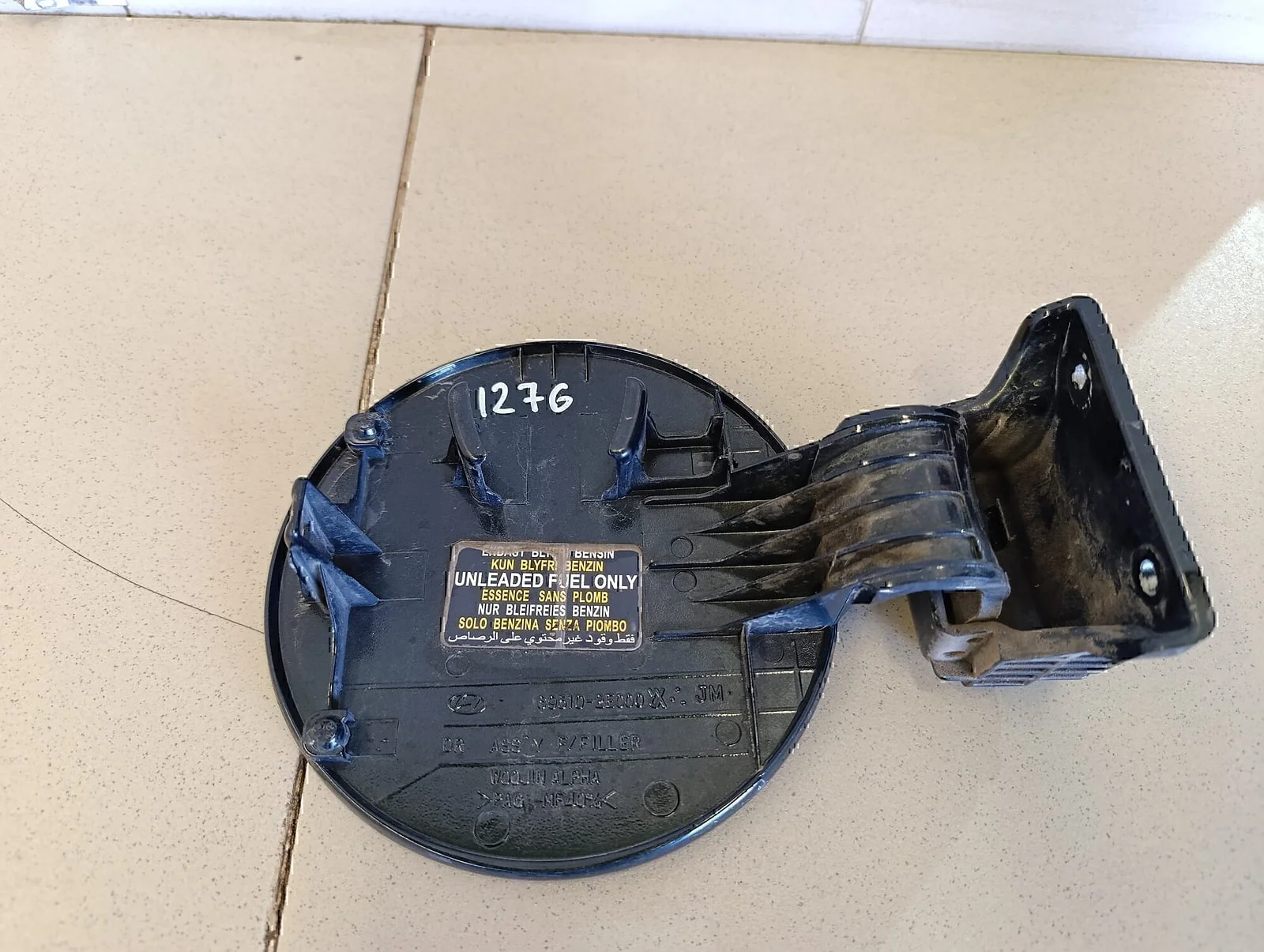 Лючок бензобака Hyundai-KIA Tucson 2004-2010 - миниатюра 3