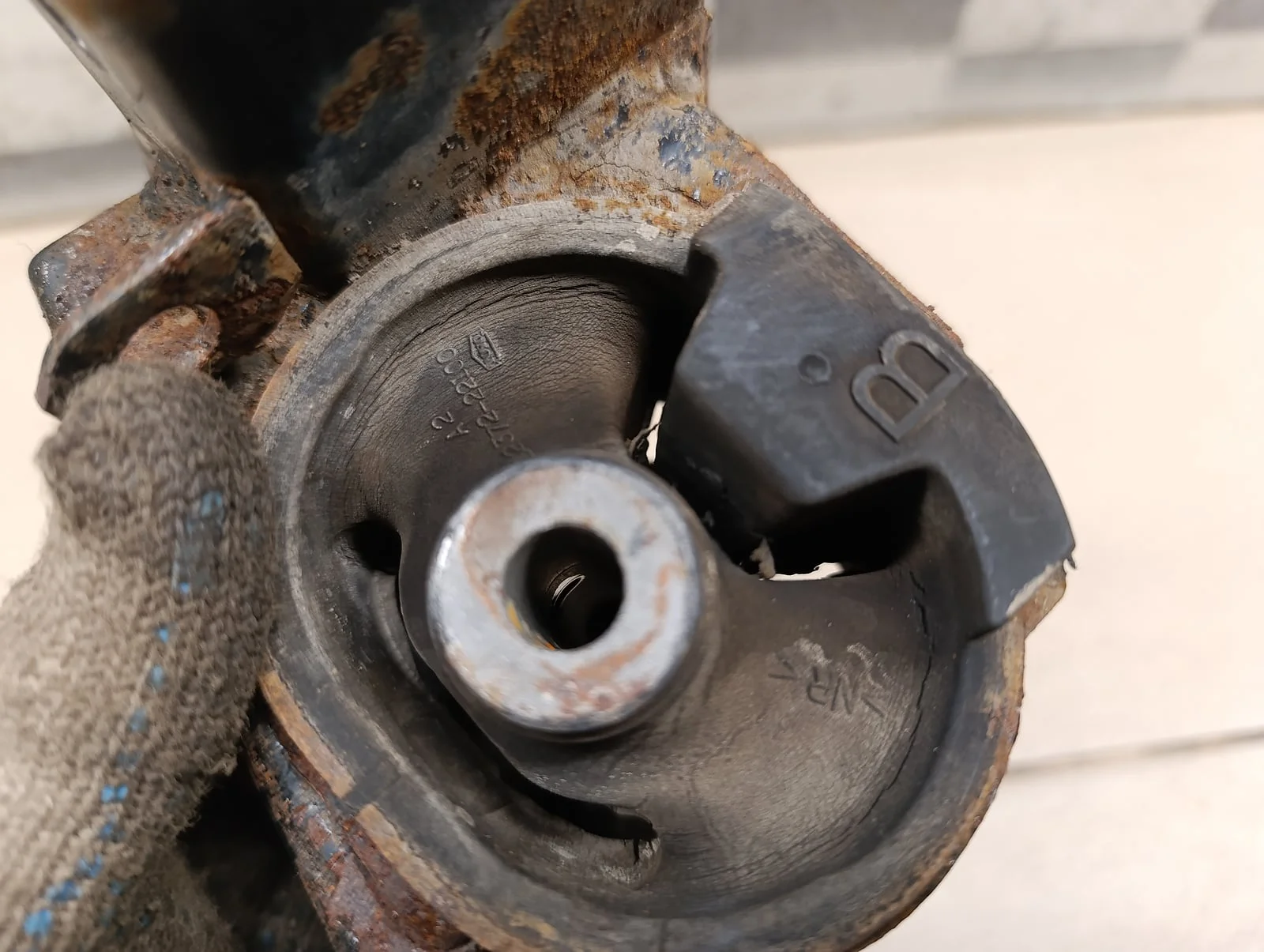 Опора КПП TOYOTA Corolla E12 2001-2006 - миниатюра 4