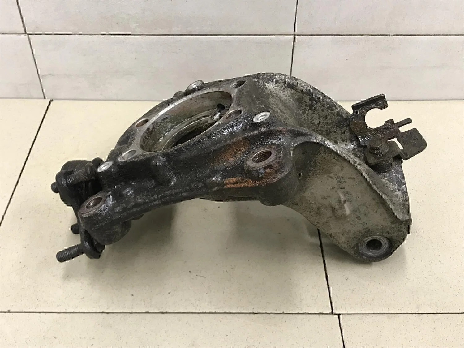 Кулак поворотный передний правый Audi Passat [B6] 2005-2010 - миниатюра 2