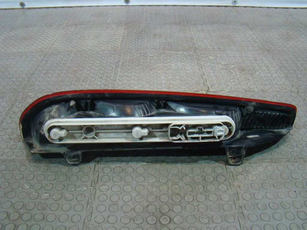 Ford Focus 2 Фонарь задний правый универсал - миниатюра 8
