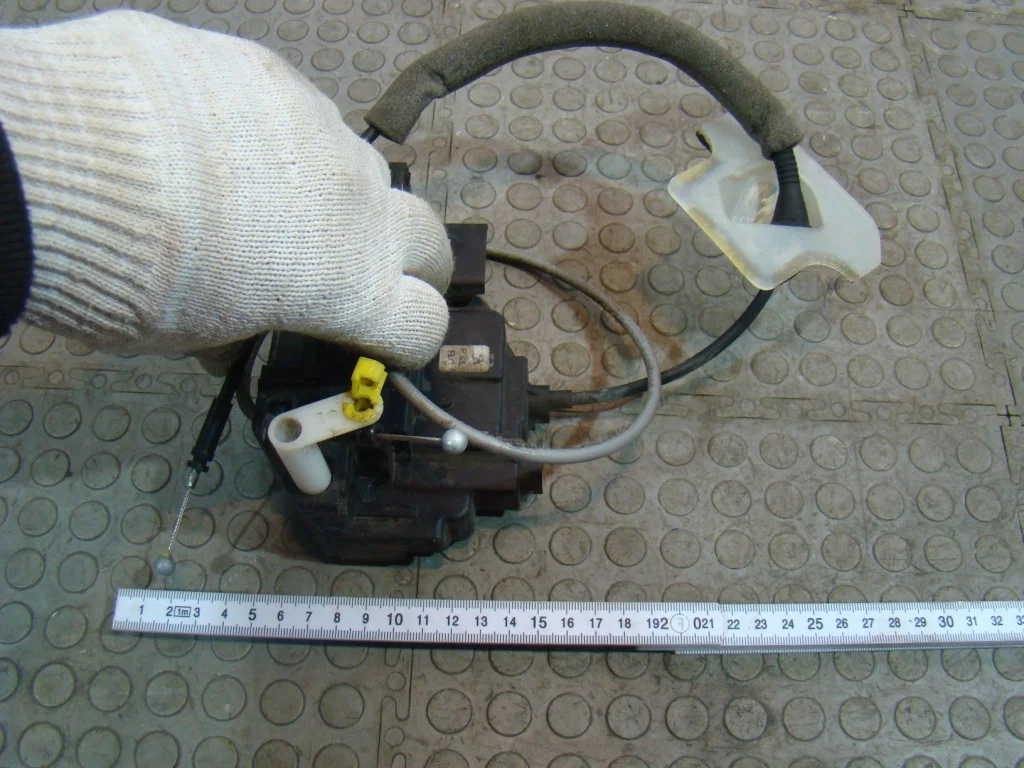 Nissan Qashqai J10 Замок двери передней левой - миниатюра 6