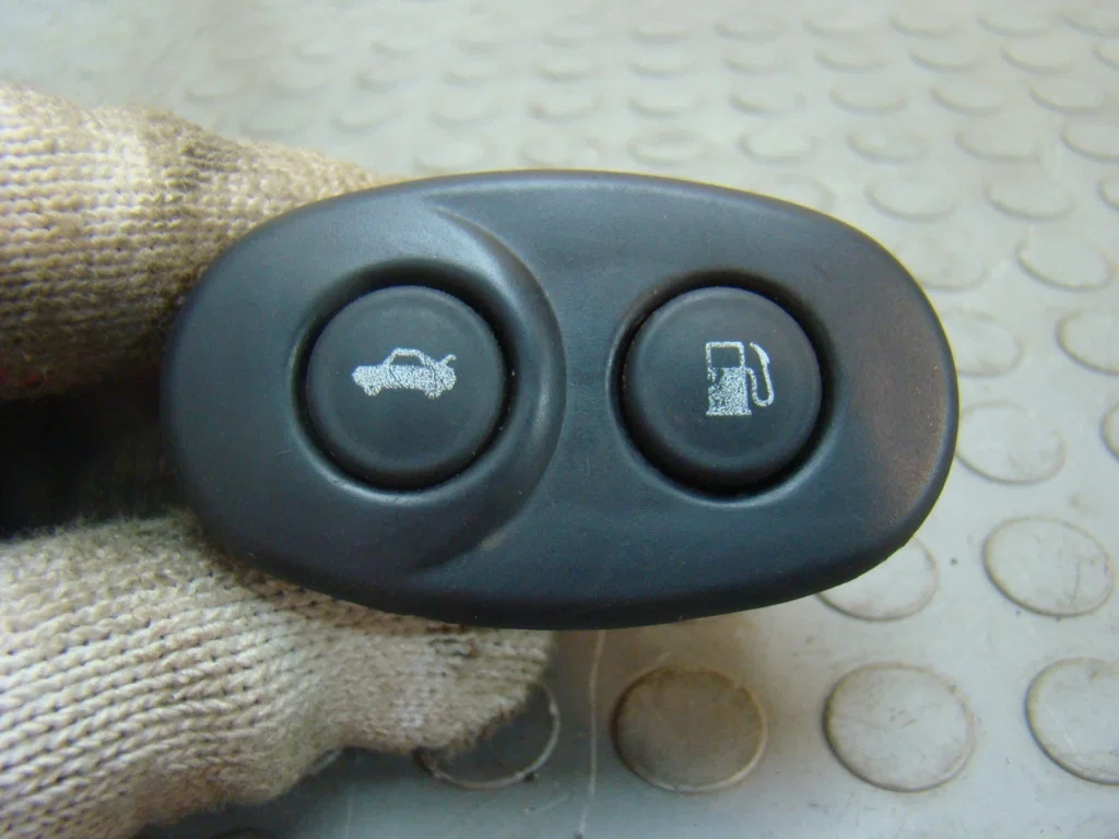 Daewoo Nexia Кнопка открывания багажника - миниатюра 4