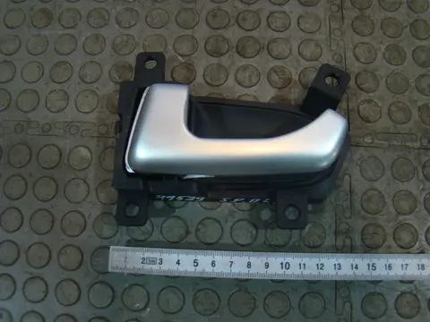 Ручка двери внутренняя левая Kia Sportage 3 SL 826103U000