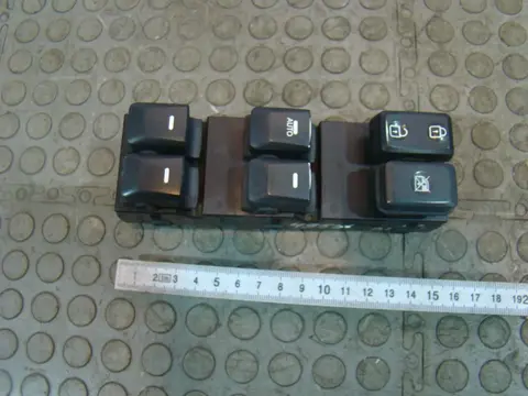 Блок управления стеклоподъемниками Kia Sportage 3 SL 935713W300WK