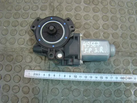 Моторчик стеклоподъемника задний правый Kia Sportage 3 SL 834603W000