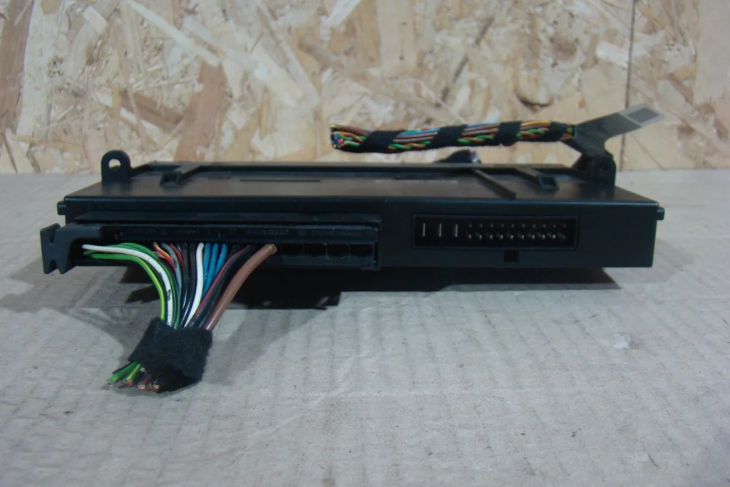 BMW E87 Блок BCM - миниатюра 3