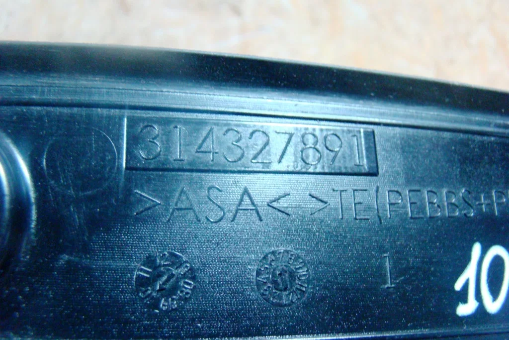 Opel Astra J Водосток двери багажника - миниатюра 4
