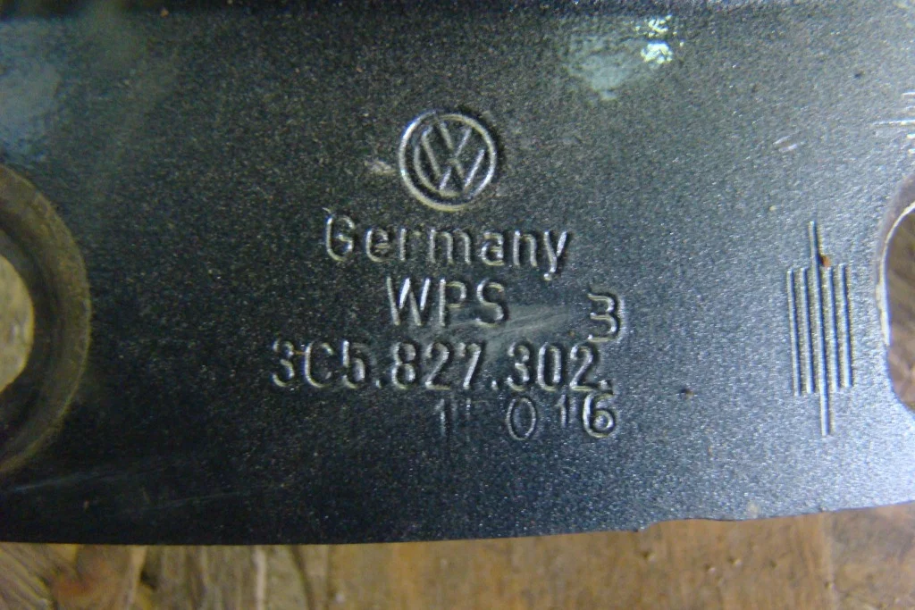 VW Passat B6 Петля крышки багажника правая - миниатюра 4