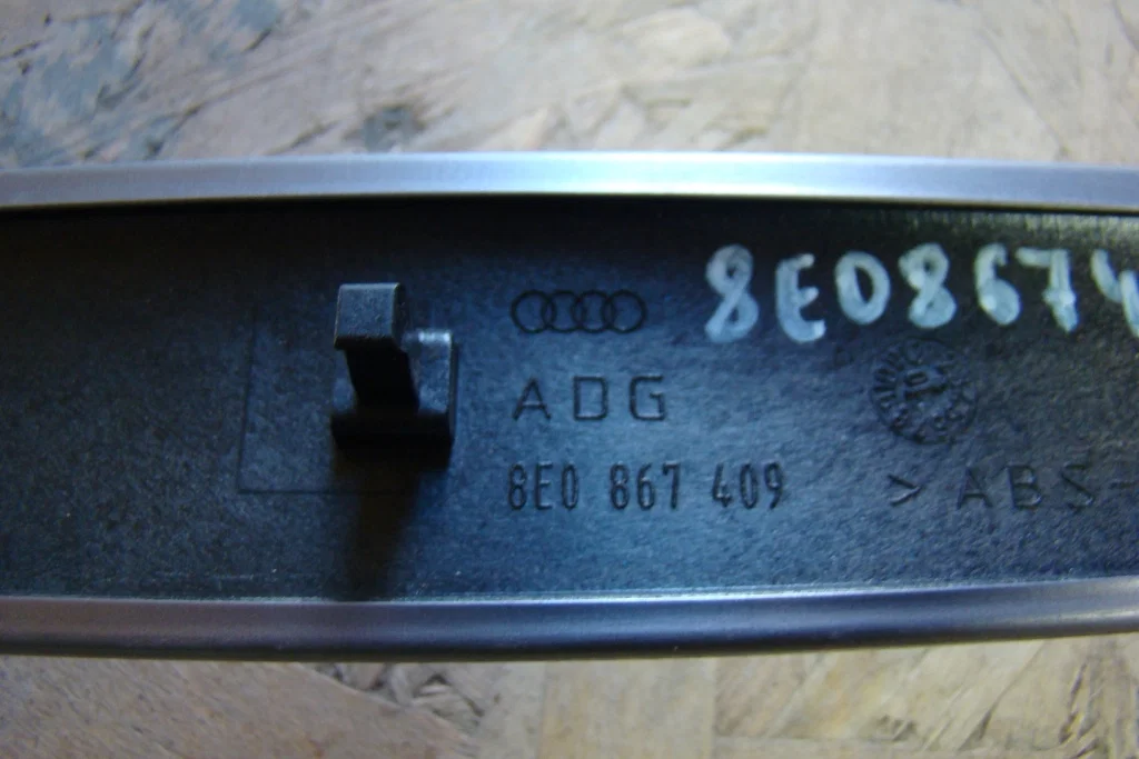 Audi A4 B7 Накладка двери передней левой - миниатюра 4