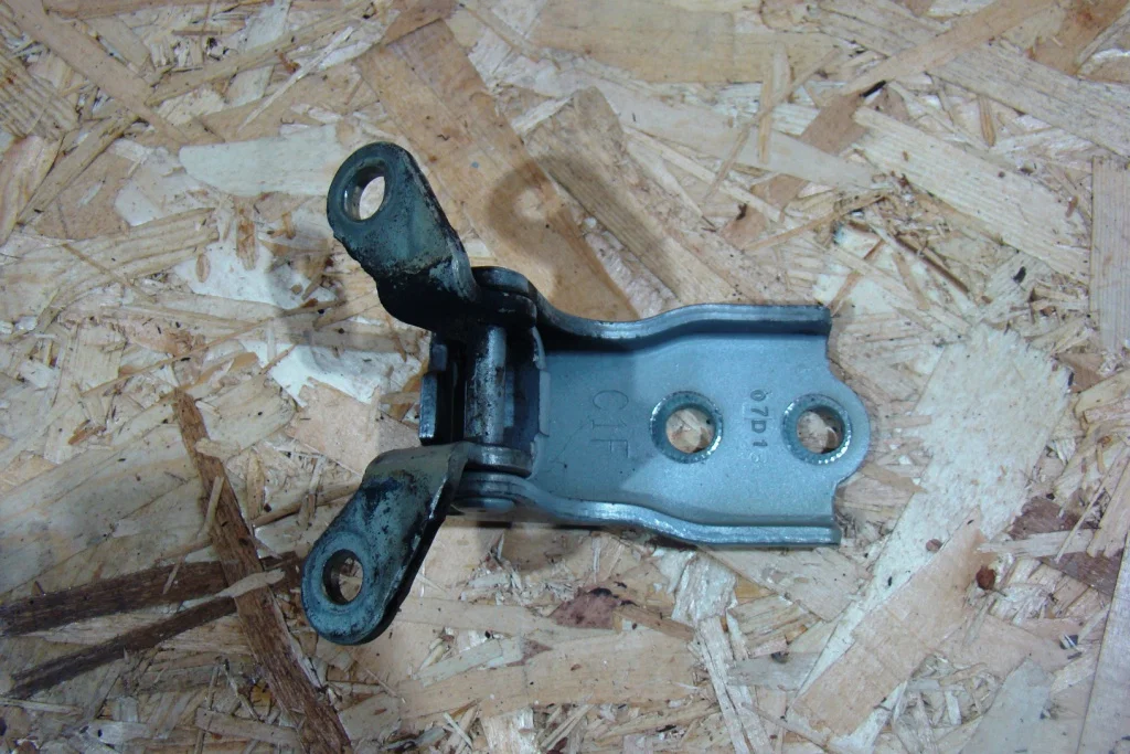 Opel Antara Петля двери передней - изображение 1