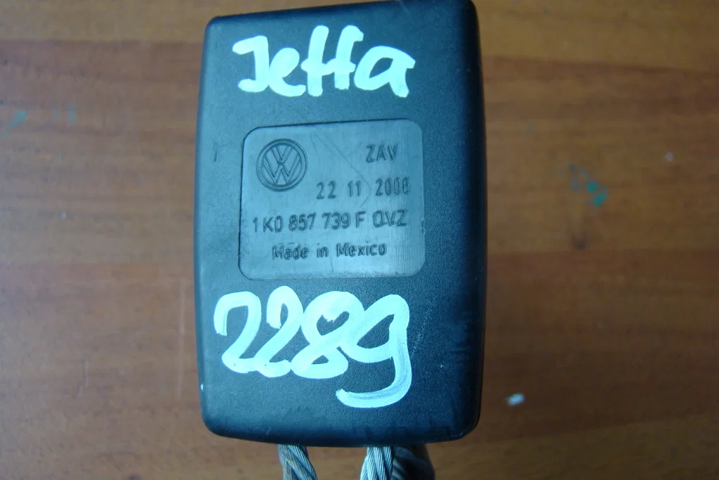 Jetta 5 Ответная часть ремня безопасности задняя - миниатюра 2