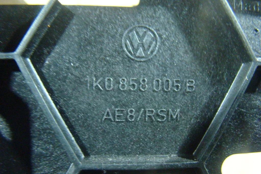 VW Golf 5 Рамка магнитолы - миниатюра 4
