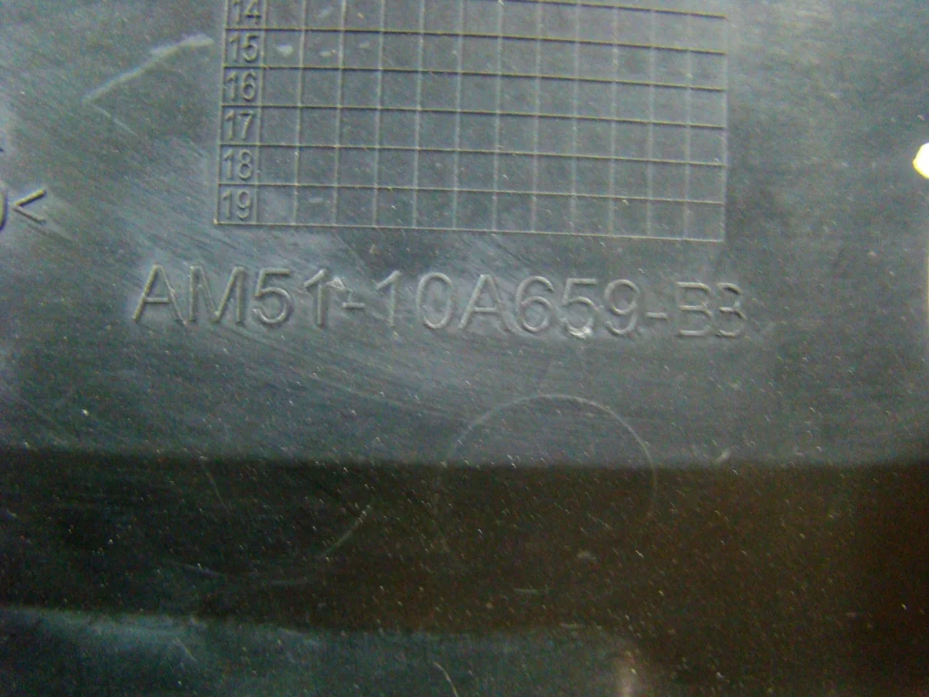 Ford Focus 3 Крышка аккумулятора - миниатюра 4