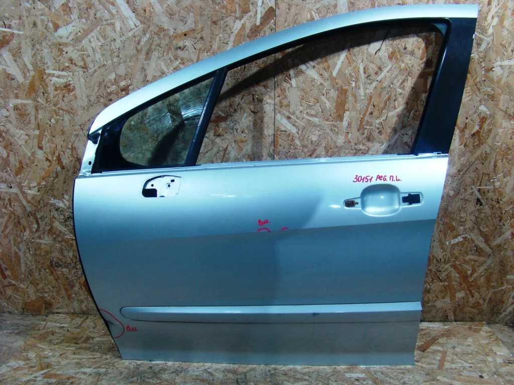 Дверь передняя левая Peugeot 308 9002AW, б/у - изображение 1