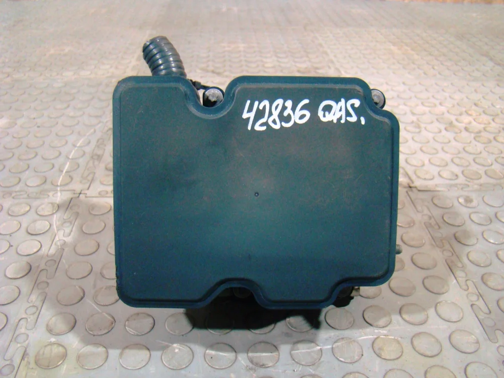 Nissan Qashqai J11 Блок ABS (насос) - изображение 1