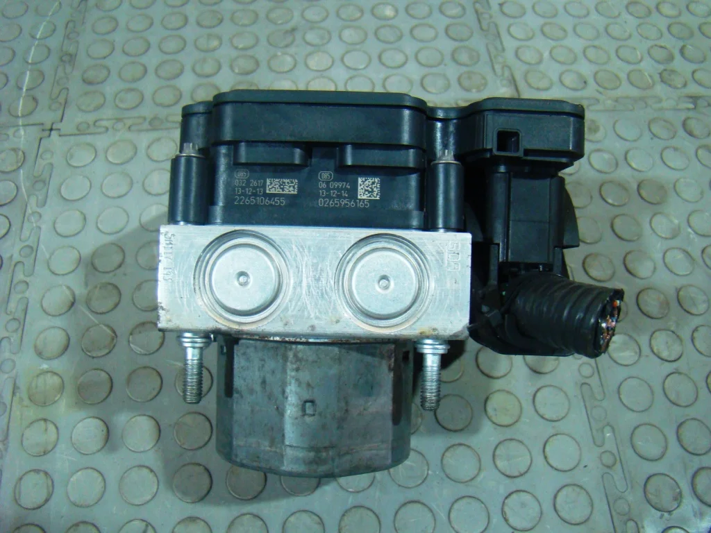 Nissan Qashqai J11 Блок ABS (насос) - миниатюра 2