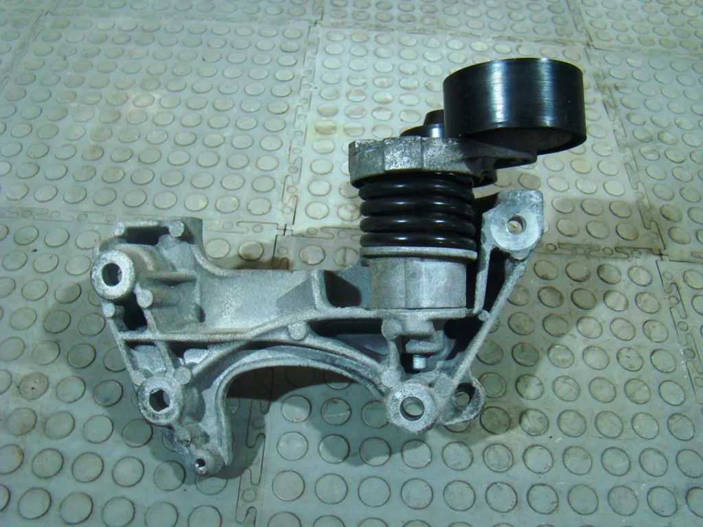 Nissan Qashqai J11 Кронштейн генератора 1.2T - миниатюра 3