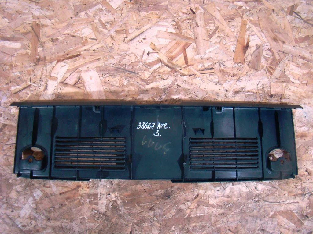 Toyota Avensis 2 Обшивка багажника на панель хэтчбек - миниатюра 7