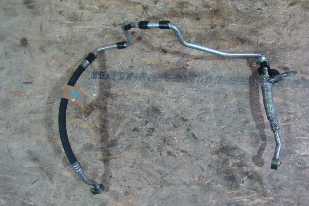 VW Passat B6 Трубка кондиционера - изображение 1