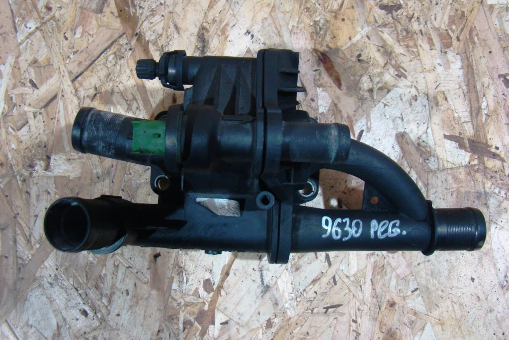 Peugeot 3008 Корпус термостата 1.6 TDI - изображение 1