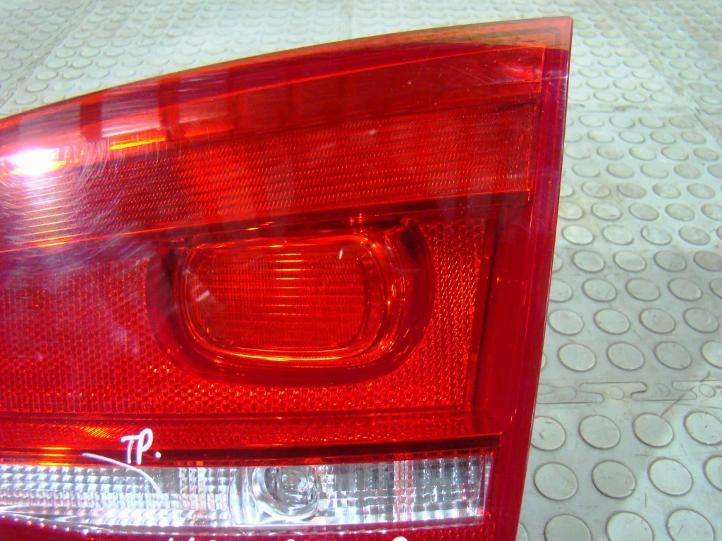 VW Passat B7 Фонарь задний внутренний правый - миниатюра 5