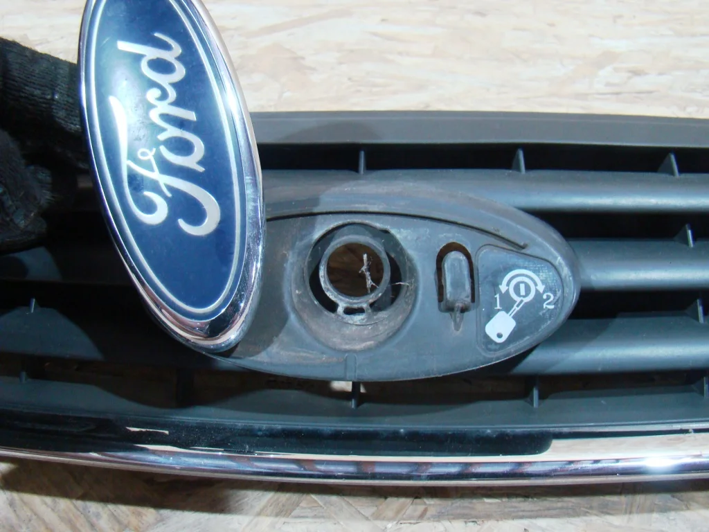 Ford Kuga 1 Решетка радиатора - миниатюра 3