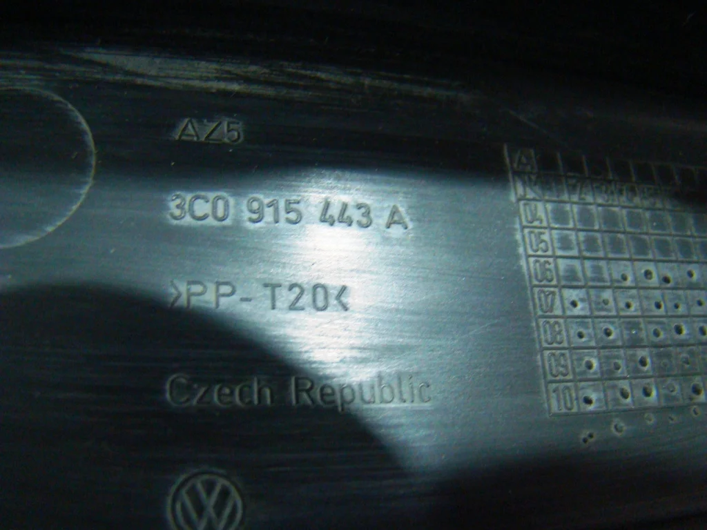 VW Passat B7 Крышка аккумулятора - миниатюра 6