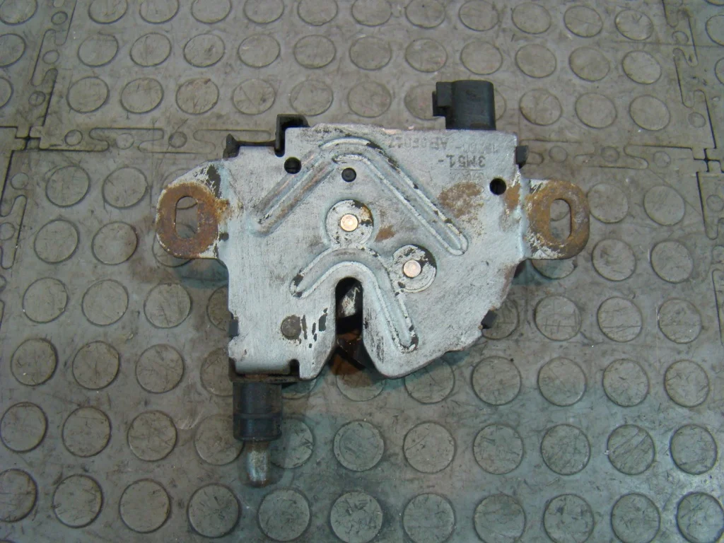 Ford Focus 2 Замок капота - миниатюра 3