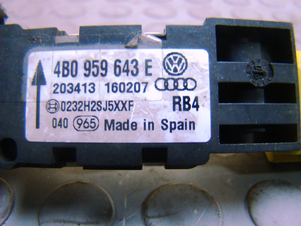 VW Touareg Датчик AIR BAG задний - миниатюра 3