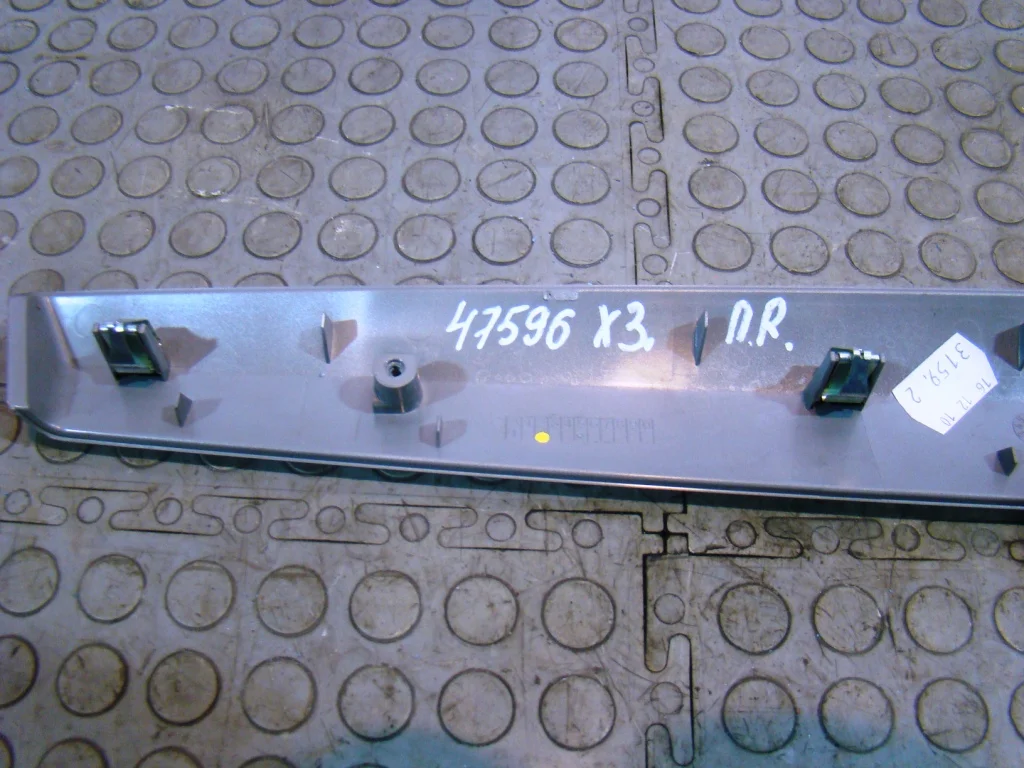 BMW X3 F25 Накладка обшивки двери передней правой - миниатюра 8