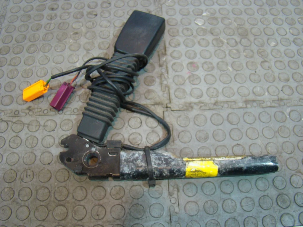 Ford Focus 2 Ответная часть ремня безопасности L - миниатюра 4