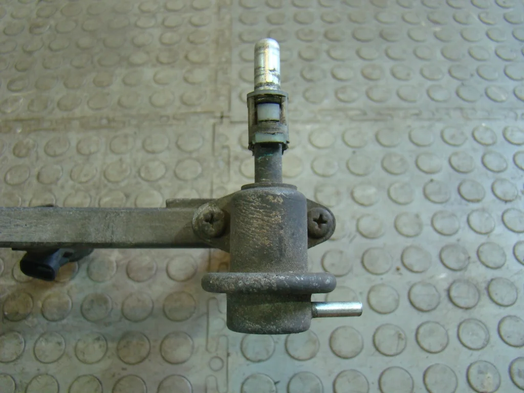 Daewoo Nexia Рейка топливная с форсунками 1.5 8V - миниатюра 4