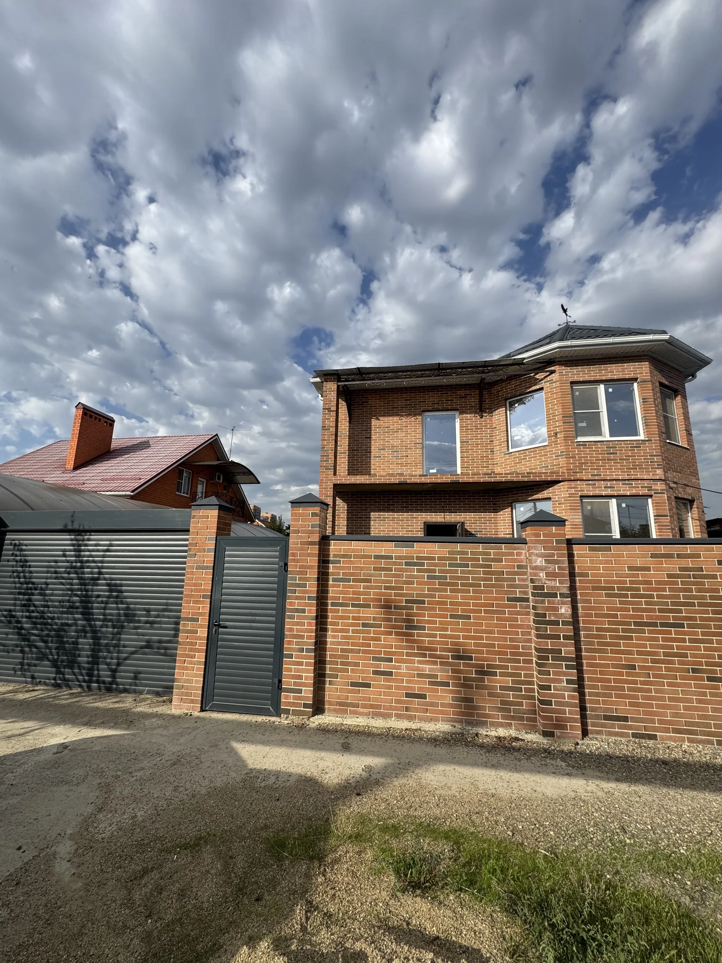 Кирпичный коттедж 209,7 м² с бассейном, газом и ка
