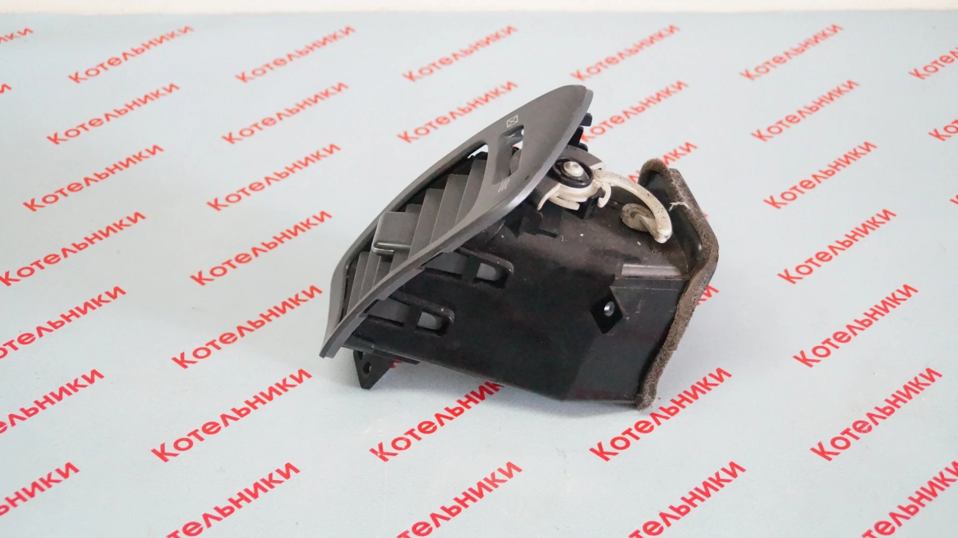 Nissan 68760-AV601 Воздуховод - миниатюра 2