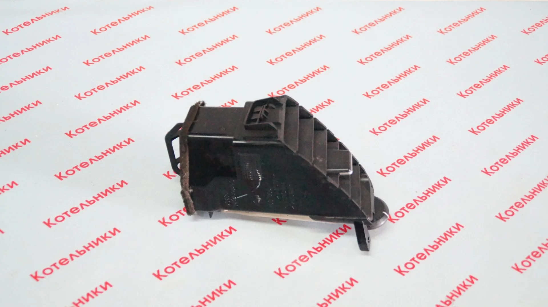 Nissan 68750-AV900 Воздуховод центральный правый - миниатюра 2