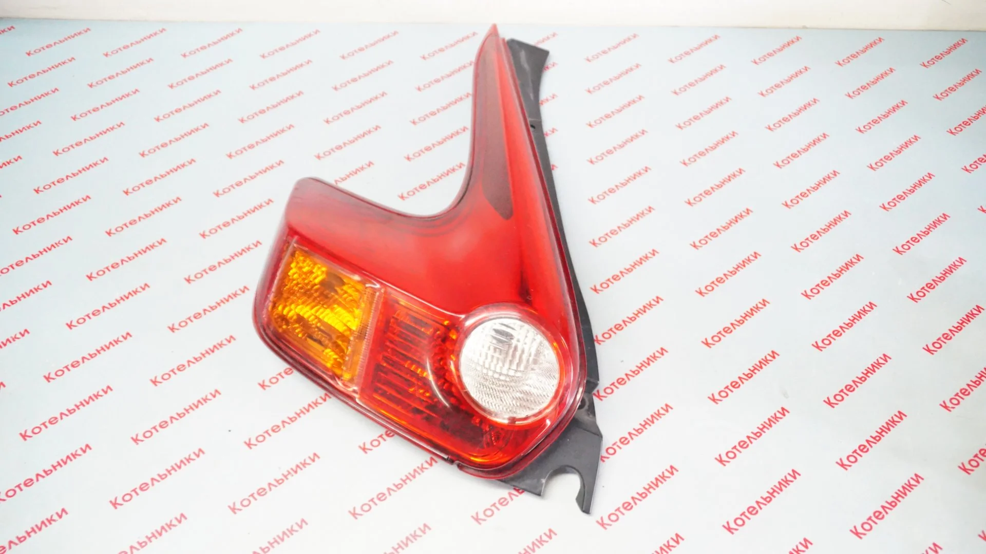 Nissan 26555-1KA0A Фонарь задний левый - изображение 1